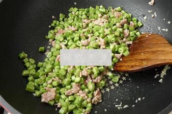榨菜肉末炒四季豆的做法步骤4