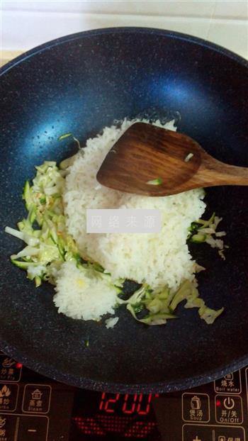 豆芽炒饭的做法步骤4