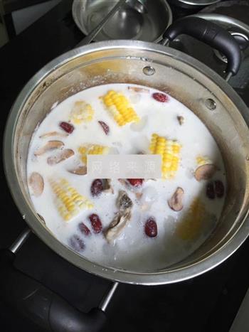 椰子汁玉米鸡汤的做法图解9