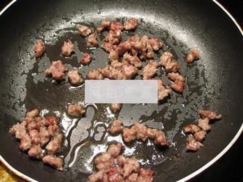 香肠肉土豆粒的做法图解2