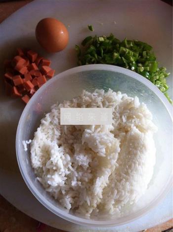 青椒火腿肠蛋炒饭的做法步骤1