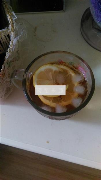 冰冻柠檬片冰红茶的做法图解1