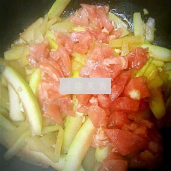 西红柿炒西瓜皮的做法步骤3