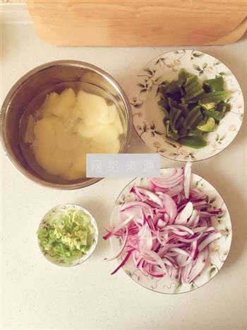 洋葱炒土豆片的做法步骤1
