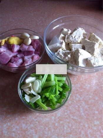 五花肉闷北豆腐的做法步骤1