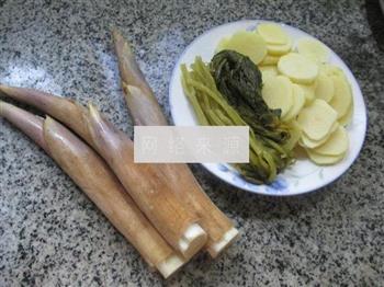 雪菜鞭笋煮土豆的做法步骤1