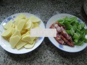 尖椒腊肉炒土豆的做法步骤1