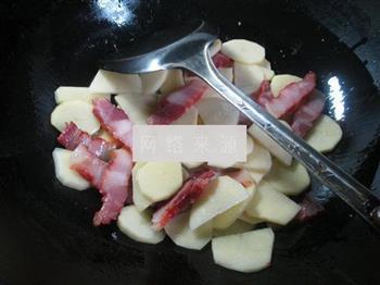 尖椒腊肉炒土豆的做法步骤2