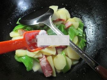 尖椒腊肉炒土豆的做法图解5