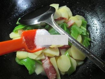 尖椒腊肉炒土豆的做法步骤6
