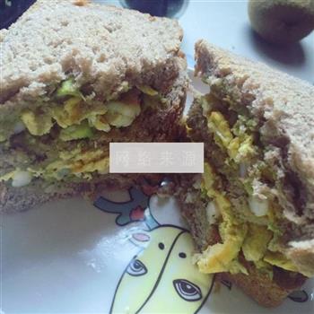 牛油果虾仁鸡蛋三明治的做法步骤6