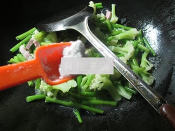 咸肉空心菜梗炒花菜的做法步骤5
