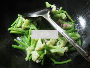 咸肉空心菜梗炒花菜的做法步骤7