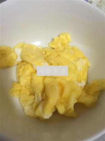 豌豆玉米蛋炒饭的做法步骤2