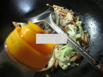 黄花菜炒花菜的做法步骤7