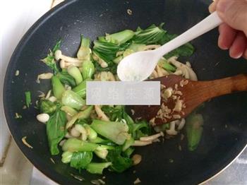 白玉菇炒青菜的做法步骤11