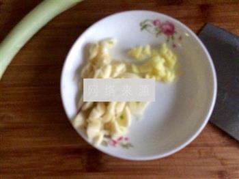 白玉菇炒青菜的做法步骤3