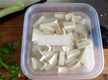 丝瓜皮蛋豆腐汤的做法图解2