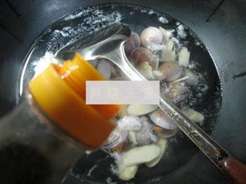 鞭笋圆蛤汤的做法图解6