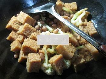 花生米烤麸煮花菜的做法步骤10