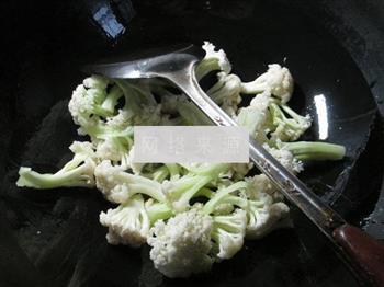 花生米烤麸煮花菜的做法步骤3