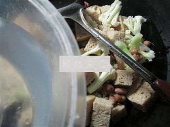 花生米烤麸煮花菜的做法步骤5