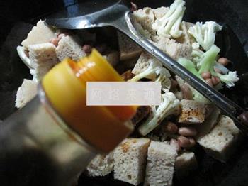 花生米烤麸煮花菜的做法步骤6