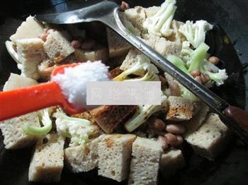 花生米烤麸煮花菜的做法步骤7