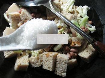 花生米烤麸煮花菜的做法步骤8