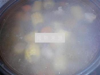 红萝卜玉米排骨汤的做法图解6