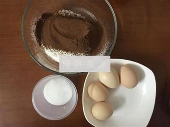 全蛋巧克力纸杯蛋糕的做法步骤1