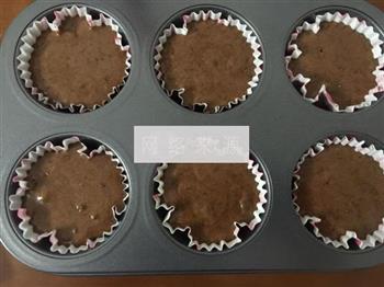 全蛋巧克力纸杯蛋糕的做法步骤5