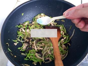 青椒榨菜炒肉丝的做法步骤20