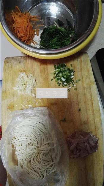 榨菜肉丝面的做法步骤2