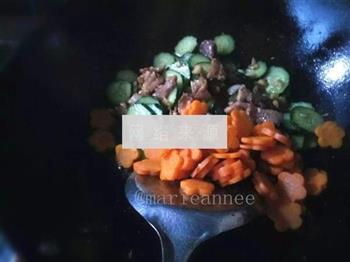 黄瓜胡萝卜炒肉片的做法步骤7