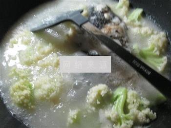 花菜鱼头汤的做法步骤6