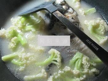 花菜鱼头汤的做法步骤8
