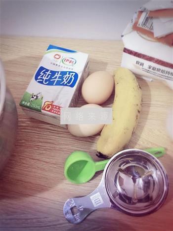 香蕉牛奶电饭煲蛋糕的做法步骤1
