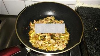 蘑菇炒肉的做法步骤3