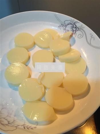 金针菇豆腐汤的做法步骤1