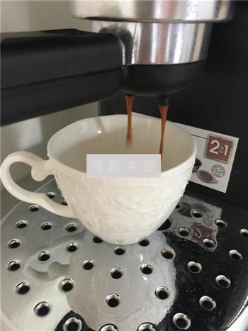 卡布基诺拉花咖啡的做法步骤2