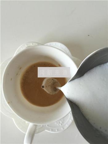 卡布基诺拉花咖啡的做法步骤4