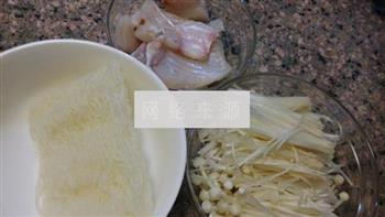 金针菇鱼汤粉的做法步骤1