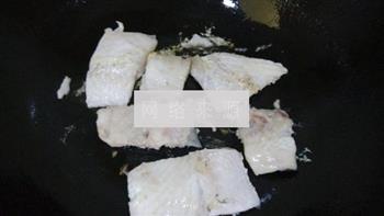 金针菇鱼汤粉的做法步骤6