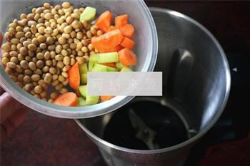 黄瓜胡萝卜豆浆的做法步骤2