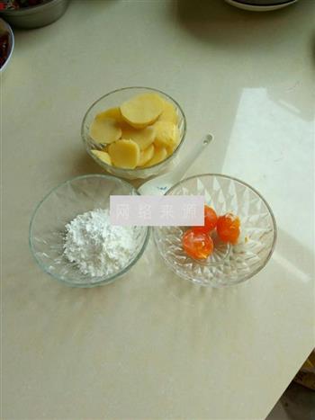 咸蛋黄土豆丸子的做法步骤1