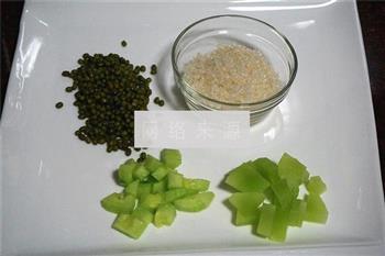 莴笋黄瓜绿豆浆的做法图解2