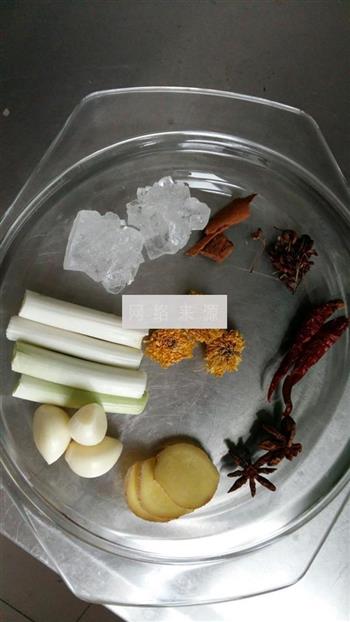 菊花茶炖红烧肉的做法步骤1