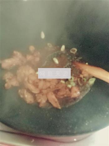 小蘑菇炒肉的做法步骤4