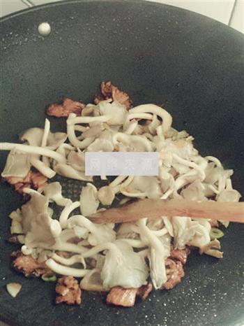 小蘑菇炒肉的做法步骤5